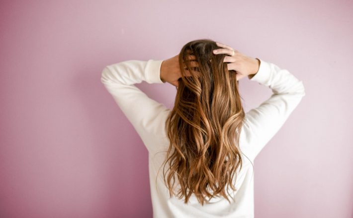 Nova tendência de procedimento capilar visa camuflar as falhas do couro cabeludo