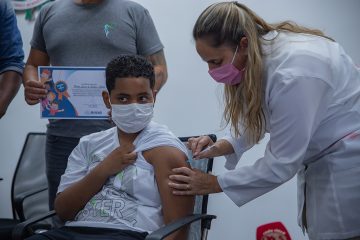 Pedro Lucas é a primeira criança vacinada contra a Covid-19 em Araxá