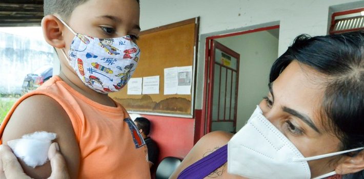 Minas atinge cerca de 80% da cobertura vacinal entre pessoas com cinco anos ou mais
