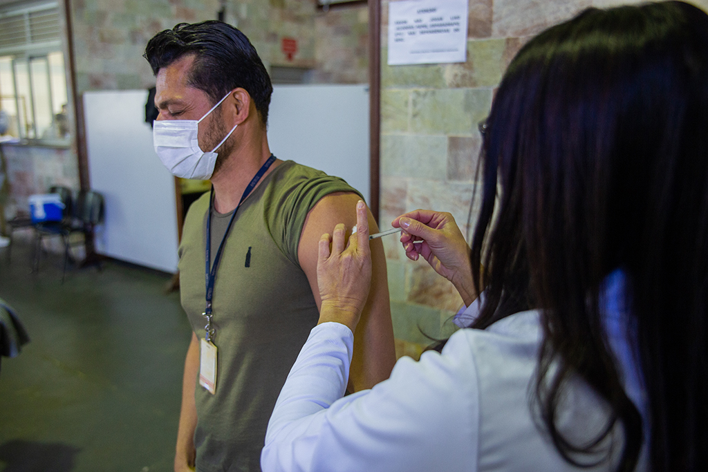 Prefeitura de Araxá convoca população 40+ para 4ª dose da vacina Covid-19 na Unicentro, nesta segunda (4)