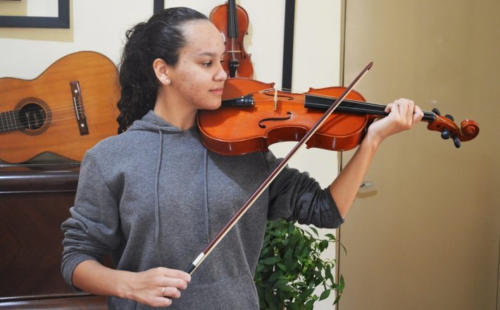 Escola Municipal de Música tem 20 vagas para aulas gratuitas de violino