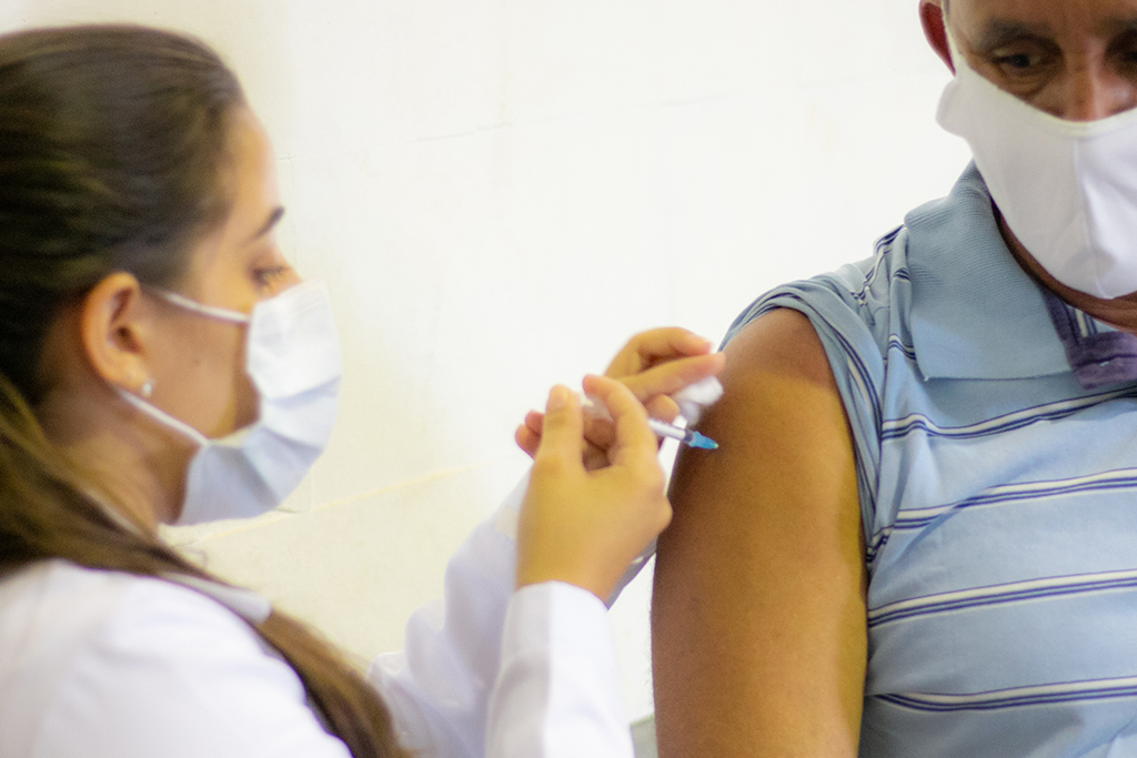 Vacinação contra a Covid-19 acontece de manhã e à tarde