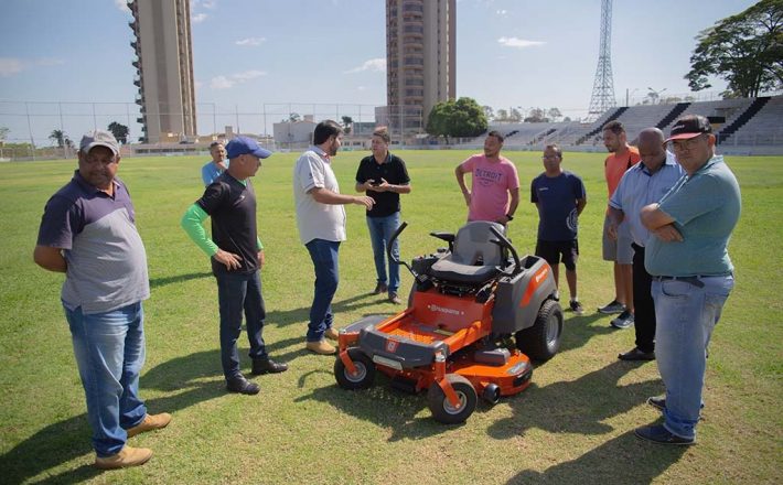 Secretaria de Esportes adquire trator cortador de grama de última geração para manutenção dos campos de futebol de Araxá