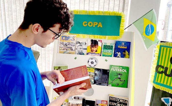 Biblioteca Pública Municipal cria mostra e ponto de troca de figurinhas da Copa do Mundo 2022