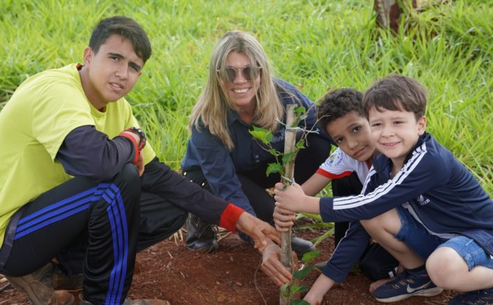 Bairro Jardim Dona Adélia 2 recebe plantio de 500 mudas nativas com participação de estudantes