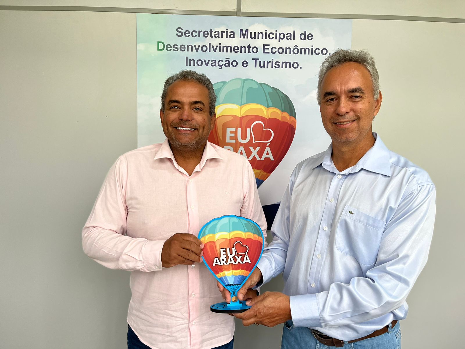 Uniaraxá, recebe o troféu “EU AMO ARAXÁ”