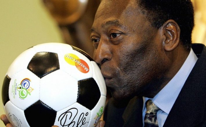 Morre Pelé, o maior jogador da história, aos 82 anos.