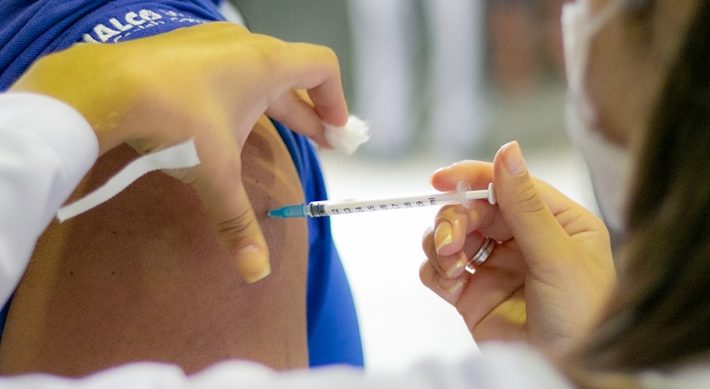 Aplicação da vacina bivalente contempla profissionais da saúde nesta quinta (30) em Araxá;