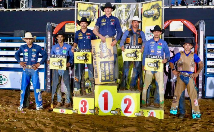 Alex Pinati é o grande campeão do rodeio do Araxá Rodeio Show