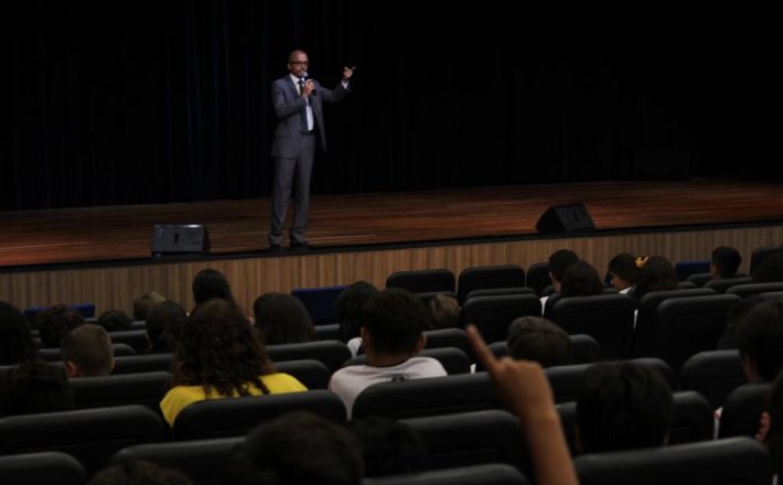 Colégio São Domingos amplia debate sobre bullying e cyberbullying