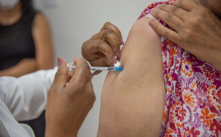 Aplicação da vacina bivalente contempla público maior de 18 anos nesta quarta (24) em Araxá; confira outros públicos