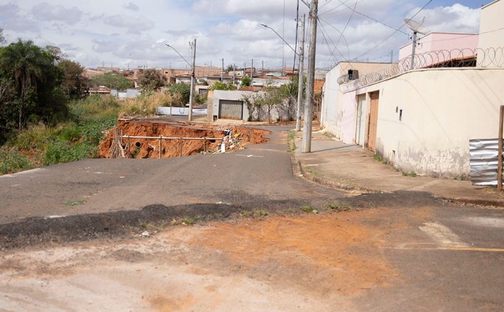 Prefeitura de Araxá busca recurso de R$ 3,7 milhões para recuperação de área com erosão no bairro Pão de Açúcar 3