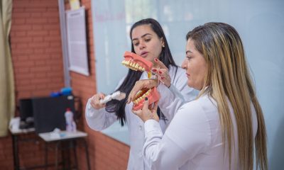 Prefeitura de Araxá distribui mais de 20 mil escovas dentais para alunos da Rede Municipal