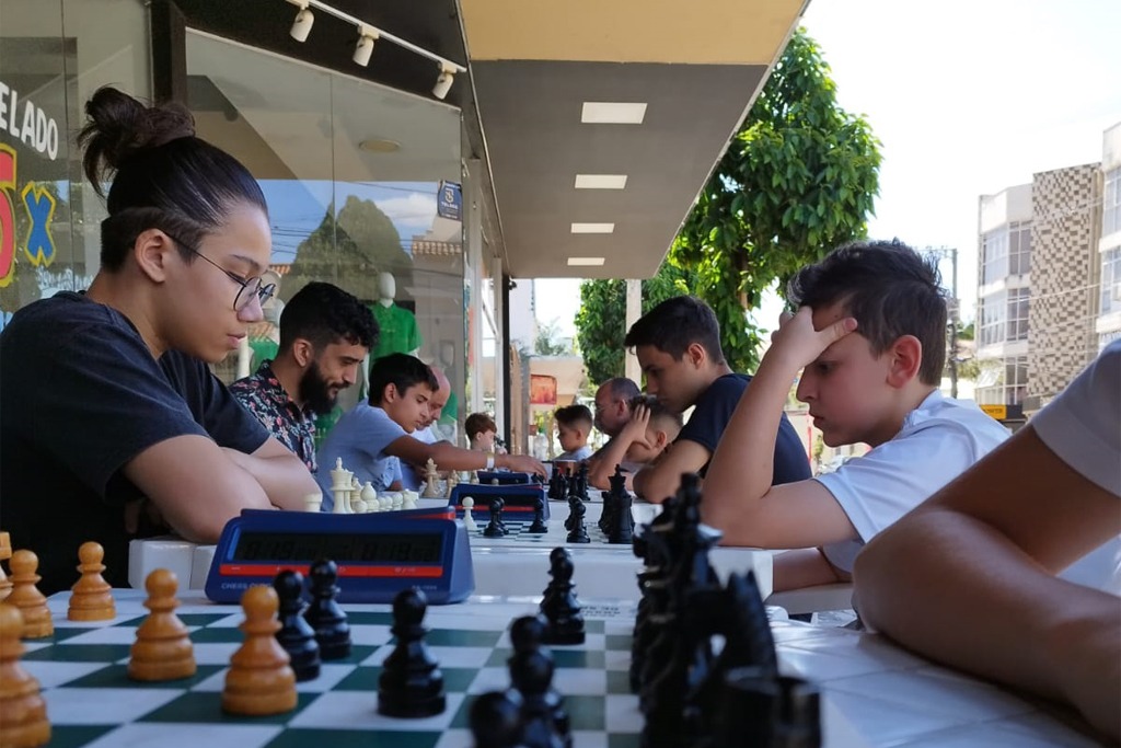 Equipes de xadrez de escolas públicas disputam campeonato absoluto