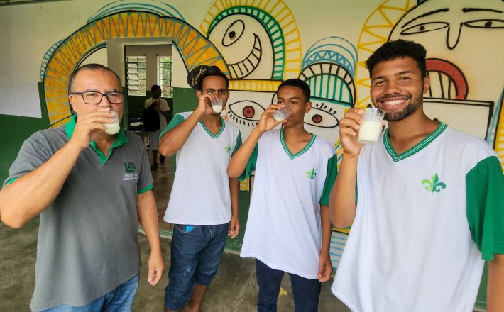 Governo de Minas enriquece merenda escolar com leite adquirido de pequenos produtores