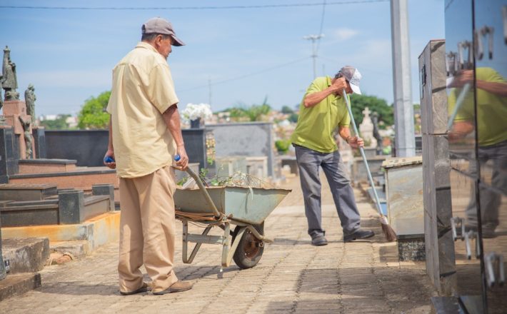 Prefeitura de Araxá intensifica limpeza nos cemitérios para o Dia de Finados
