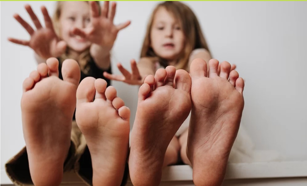 Como cuidar dos pés das crianças: confiras dicas essenciais