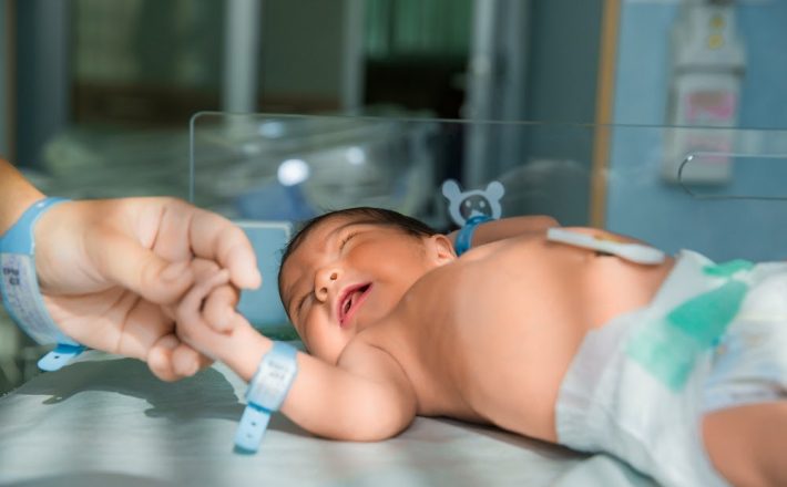 Do banho à queda natural: cuidados essenciais com o coto umbilical dos recém-nascidos