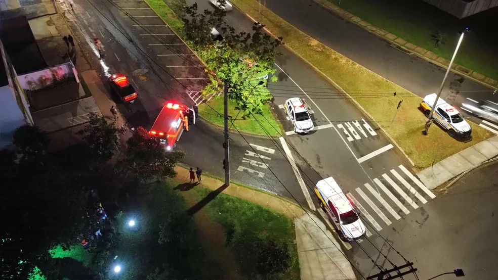 Homem morre após ser baleado em frente a condomínio em Uberlândia