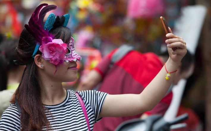 Roubo de celular: como cuidar do seu aparelho no Carnaval