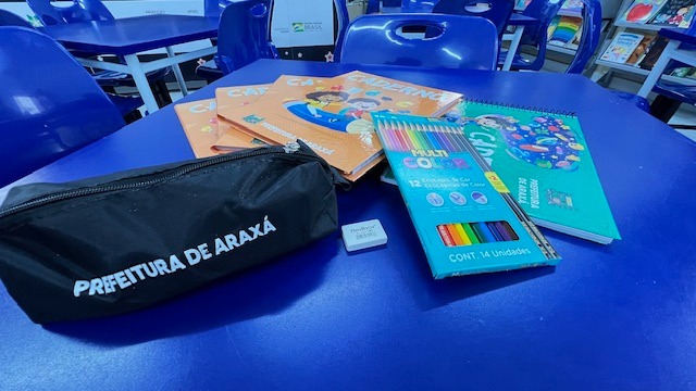 Alunos da Prefeitura de Araxá recebem kits de materiais escolares