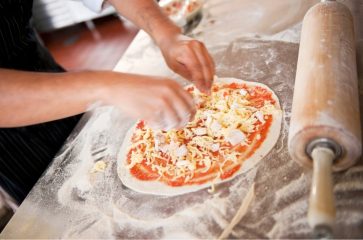 Parceria oferece curso gratuito de Pizzaiolo e Panificação para jovens de 14 a 17 anos