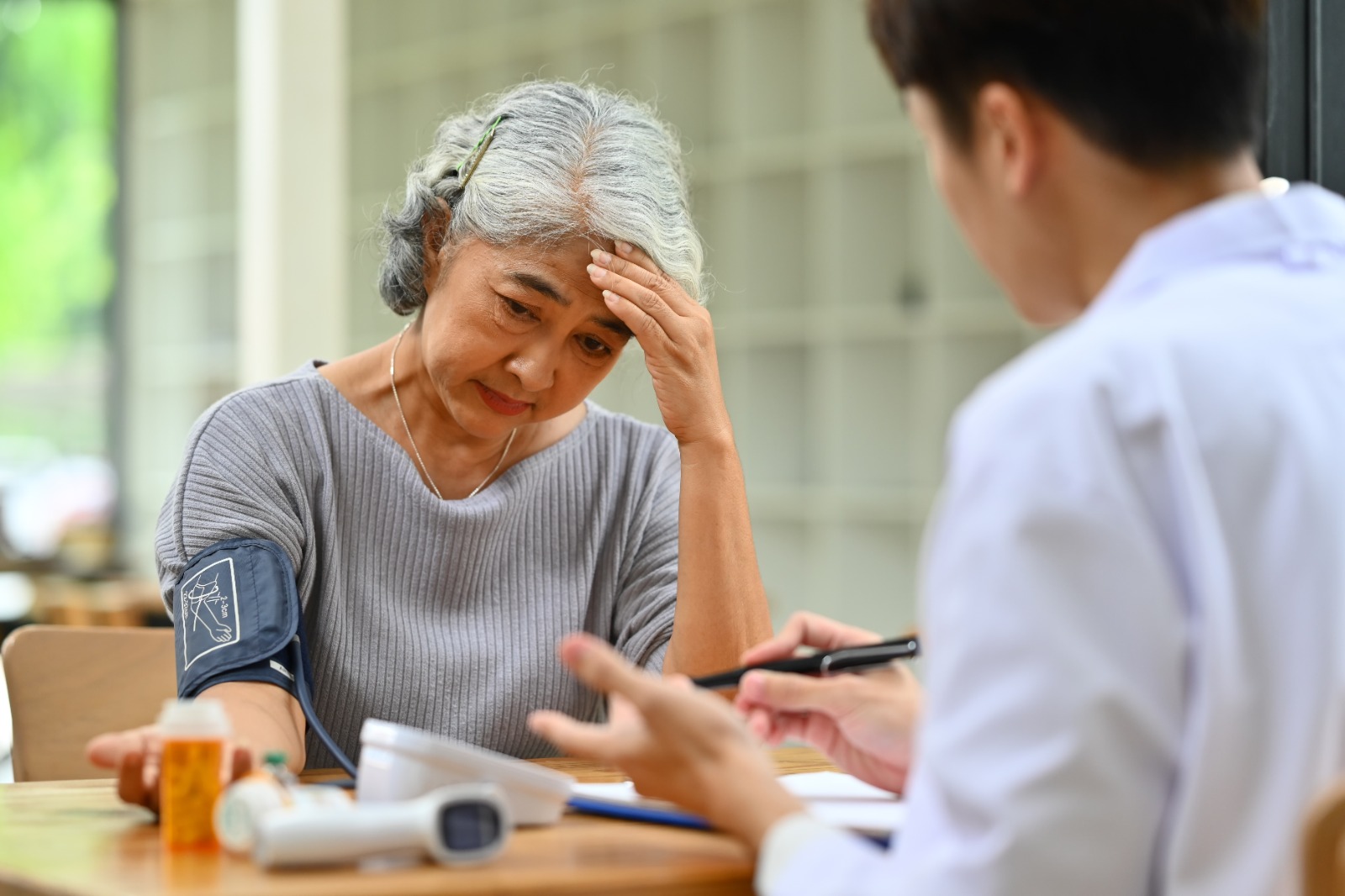 Dor de cabeça e hipertensão: entenda a relação entre elas