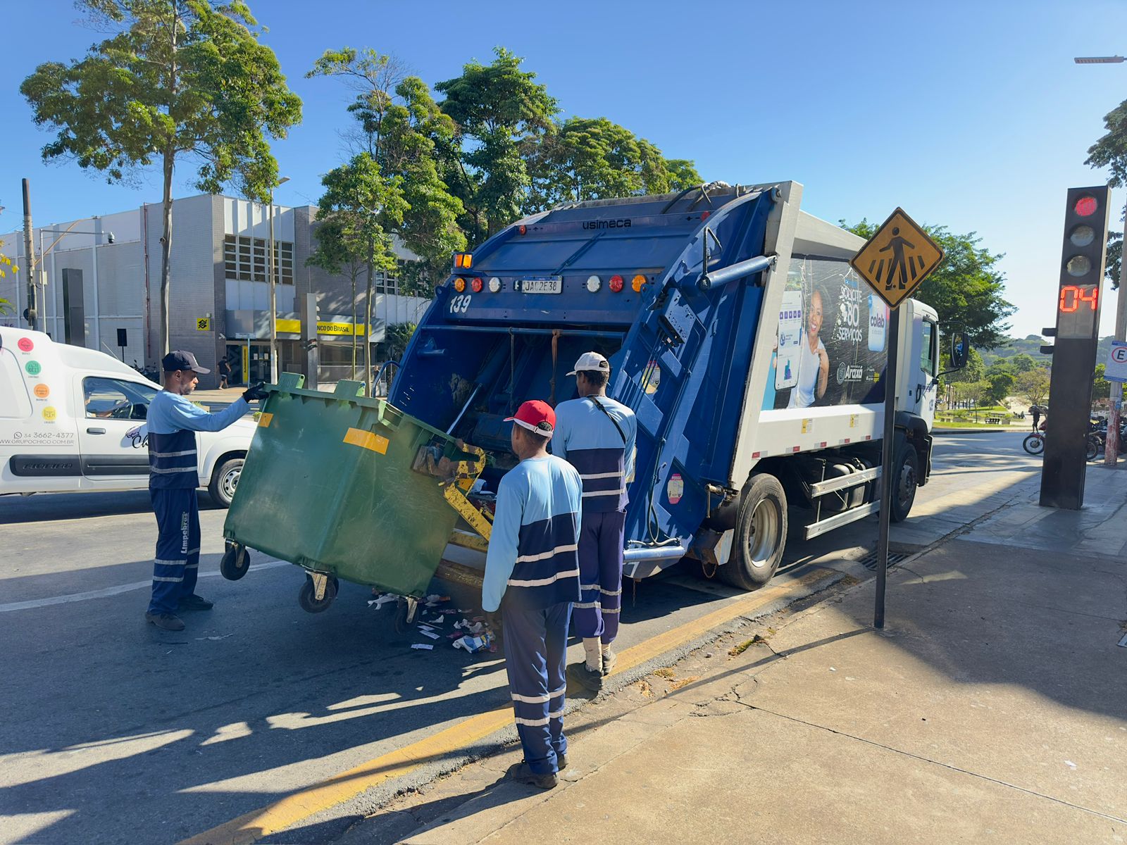 Projeto de coleta mecanizada traz mais agilidade e segurança no recolhimento de lixo em Araxá